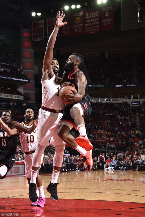 哈登比赛中突破瞬间