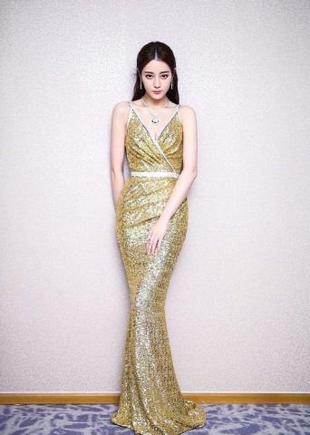 刘亦菲身穿金色礼服出席活动