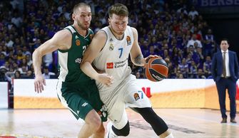 东契奇比赛中突破防线