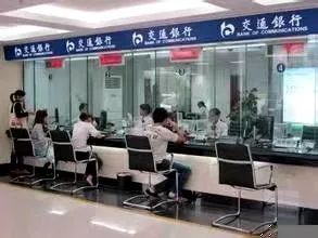 店长在柜台忙碌