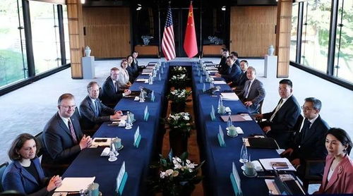 中美代表进行会谈的照片