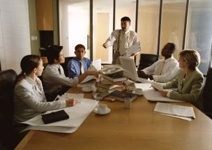 一组正在开会讨论的团队