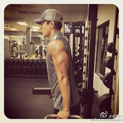 吴彦祖在健身房的自拍照
