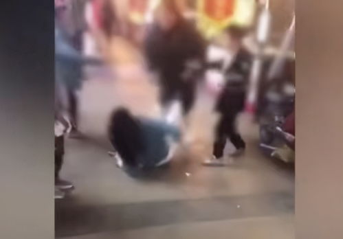 顾客买鱼遭商贩扔秤砣，法律如何解读？如何杜绝缺斤短两现象？