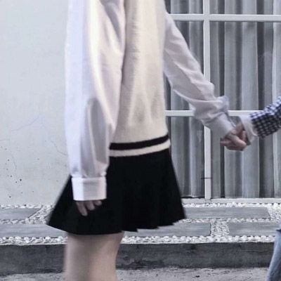 情侣牵手走在街头