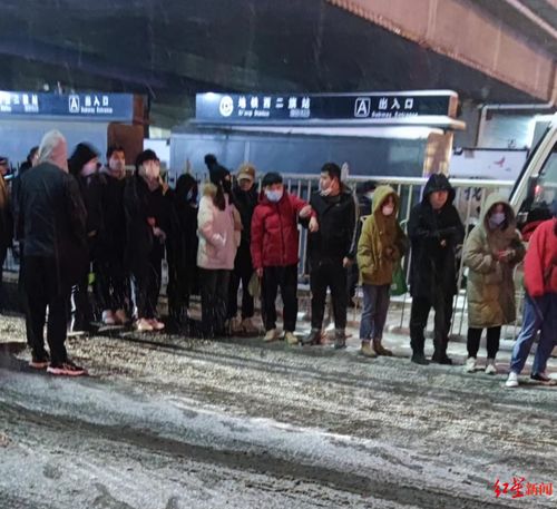 武警官兵飞跃扶梯救起摔倒老人，温暖瞬间感动全网