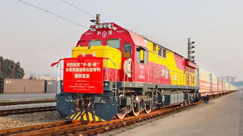 一列满载货物的集装箱货运列车正在行驶中