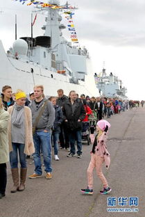 民众参观海军舰艇