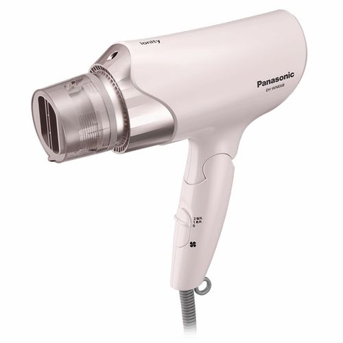 用户使用吹风机实景图