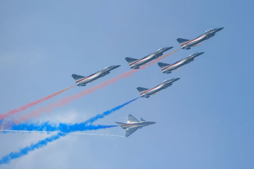 第十五届中国国际航空航天博览会上观众近距离观察拍摄嫦娥六号取自月球背面的土壤