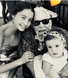 道格拉斯与家人合影