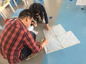 孩子们正在制作小型风筝