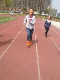 长跑训练中的身影