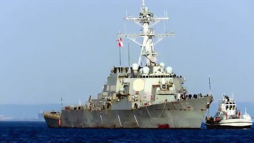 海军官兵维护战舰