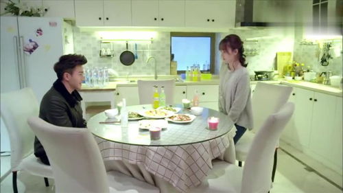 一家人围坐一起享用晚餐