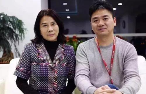 董明珠与刘强东握手合影