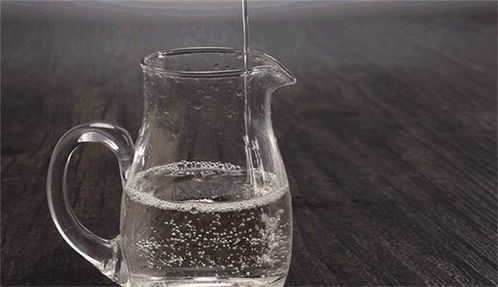 一瓶打开的白酒