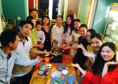 一群人在会议室讨论