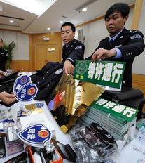 警方展示缴获的作案工具