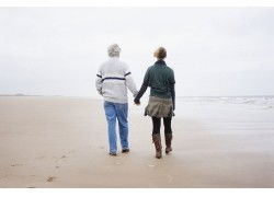 夕阳下牵手散步的老人