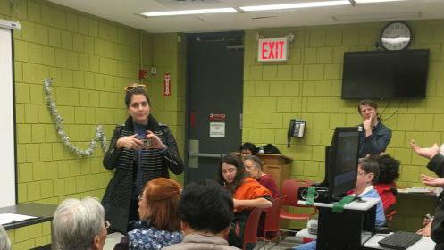 市民们在街头热议反腐新闻