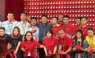 刘强东与员工们合影留念