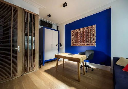 夜晚灯光下的书房