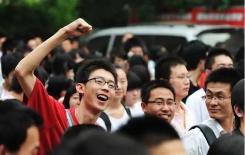 庆祝考上大学的场景