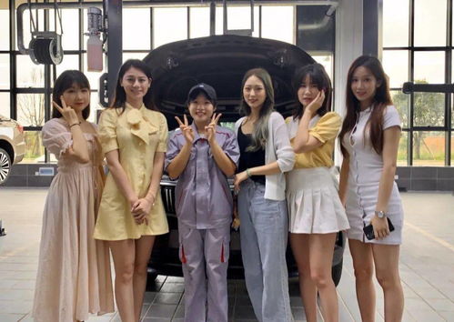 网红与学生合影