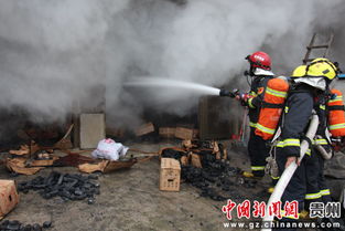 消防员扑救火灾