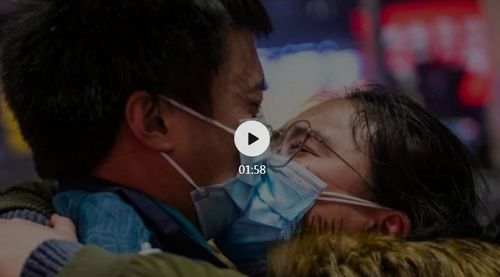 久别重逢的两人深情拥抱