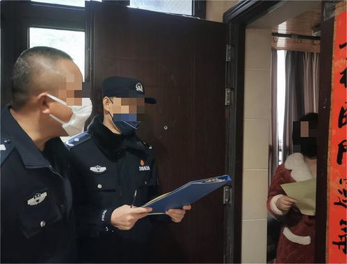 特警队员向李阿姨学习