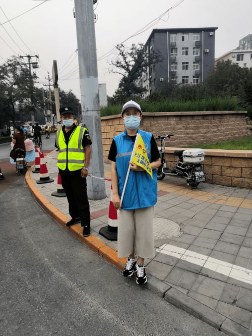 志愿者引导跑者使用厕所