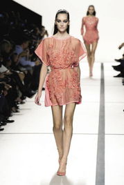 林志玲薄纱珠帘礼裙：优雅与性感的完美融合