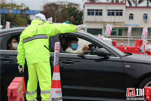 服务区工作人员检查车辆