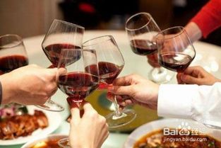 朋友一起喝酒聚会