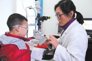 一位医生正在检查眼睛