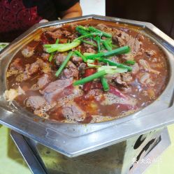 林江手持卤鹅的照片