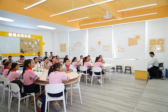 孩子们在教室里认真学习的照片