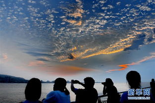 夕阳映照下的河流