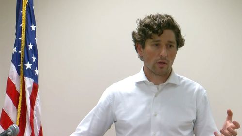 震惊！爱泼斯坦案关键证人朱弗雷自杀背后的真相