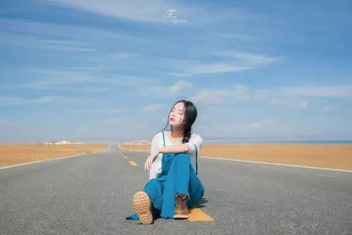 一个人独自旅行的背影