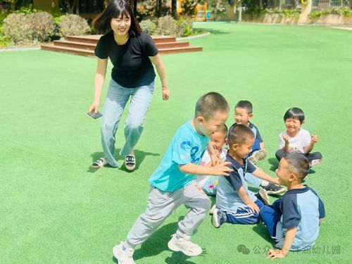 孩子们一起玩耍