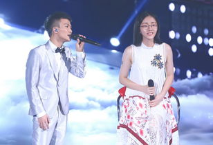 周深北影节献唱《我只在乎你》，歌声触动心弦