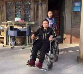 刘强东母亲与社区居民合影