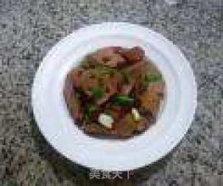 一盘精致的麻辣鹅肝