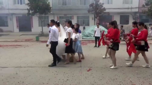 新人手牵手漫步