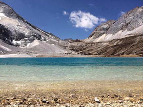 一片云雾缭绕的山谷