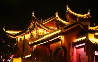 夜晚灯火辉煌的古镇