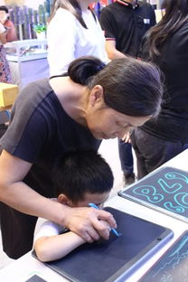 一位老人在写字